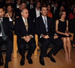 Don Felipe y Doña Letizia junto a Jorge Fernández, ministro del Interior, y Antoni Esteve y Gonzalo Rodés, presidente y vicepresidente, respectivament